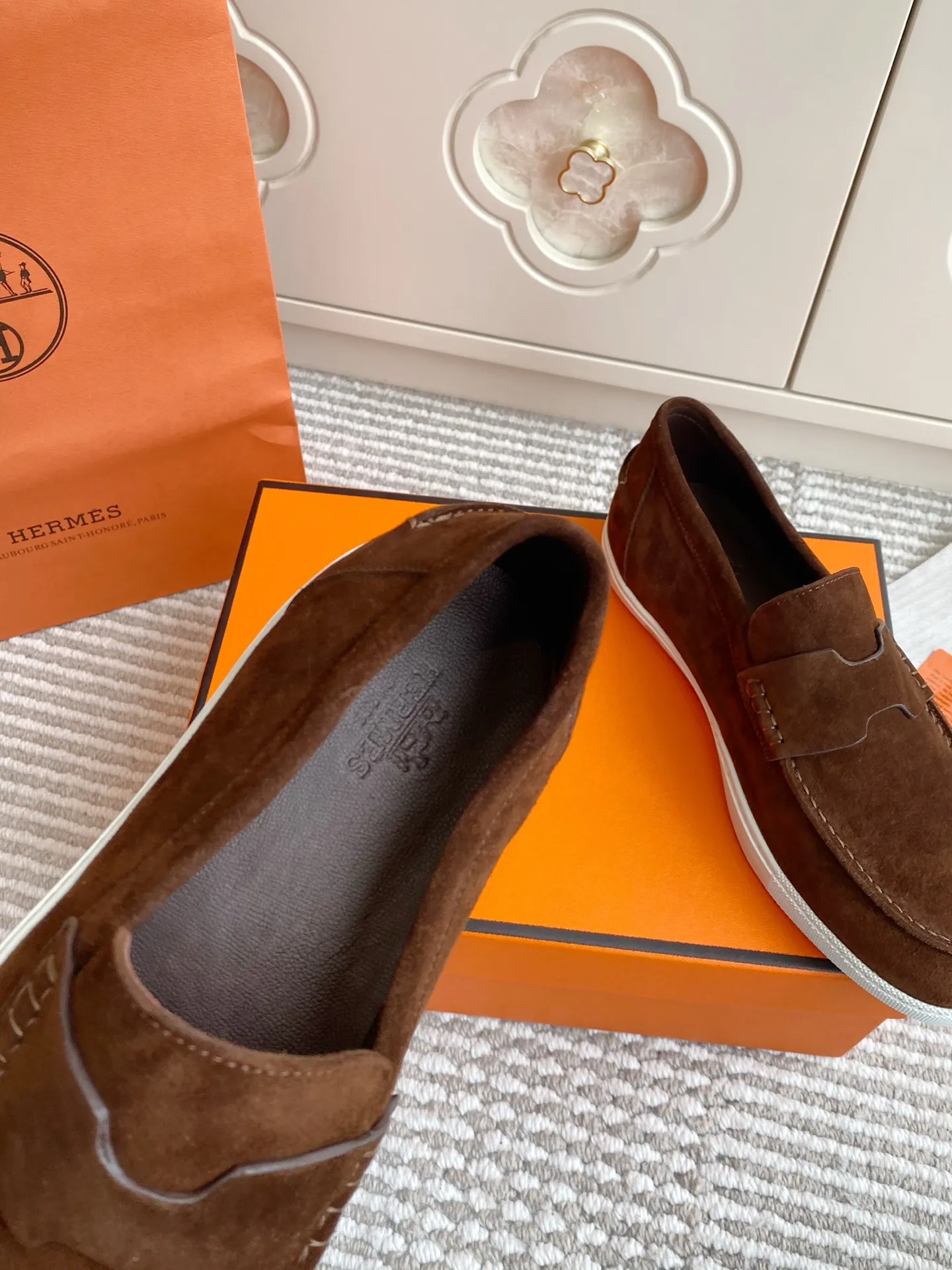 p560✨Hermes Couple Loafers｜Walking in the urban high-end, easily wearing Hermès temperament✨Who says luxury and comfort can’t have both?  This pair of H’s classic loafers really does it!  ▪️"Customized imported Yangjing fabric" is soft and delicate ▪️"Full sheepskin lining" + "soft-soled shoes" design. Your feet will be healed the moment you put them on~ It's like stepping on clouds☁️You won't feel tired after walking all day!  The iconic "H" buckle is low-key and luxurious. It is matched with a rubber outsole. It is lightweight and stylish. Whether you are commuting or shopping, you can easily achieve casual urban style🏙 Can be worn by couples. Full range of sizes, girls 35-41 | boys 39-45. Wear them together when going out. Sweet and high-end💑 Original mold opening. Details are in place. Those who understand will be attracted at a glance ️❤️ #Hermès loafers #coupleshoes #lightweight and versatile shoes